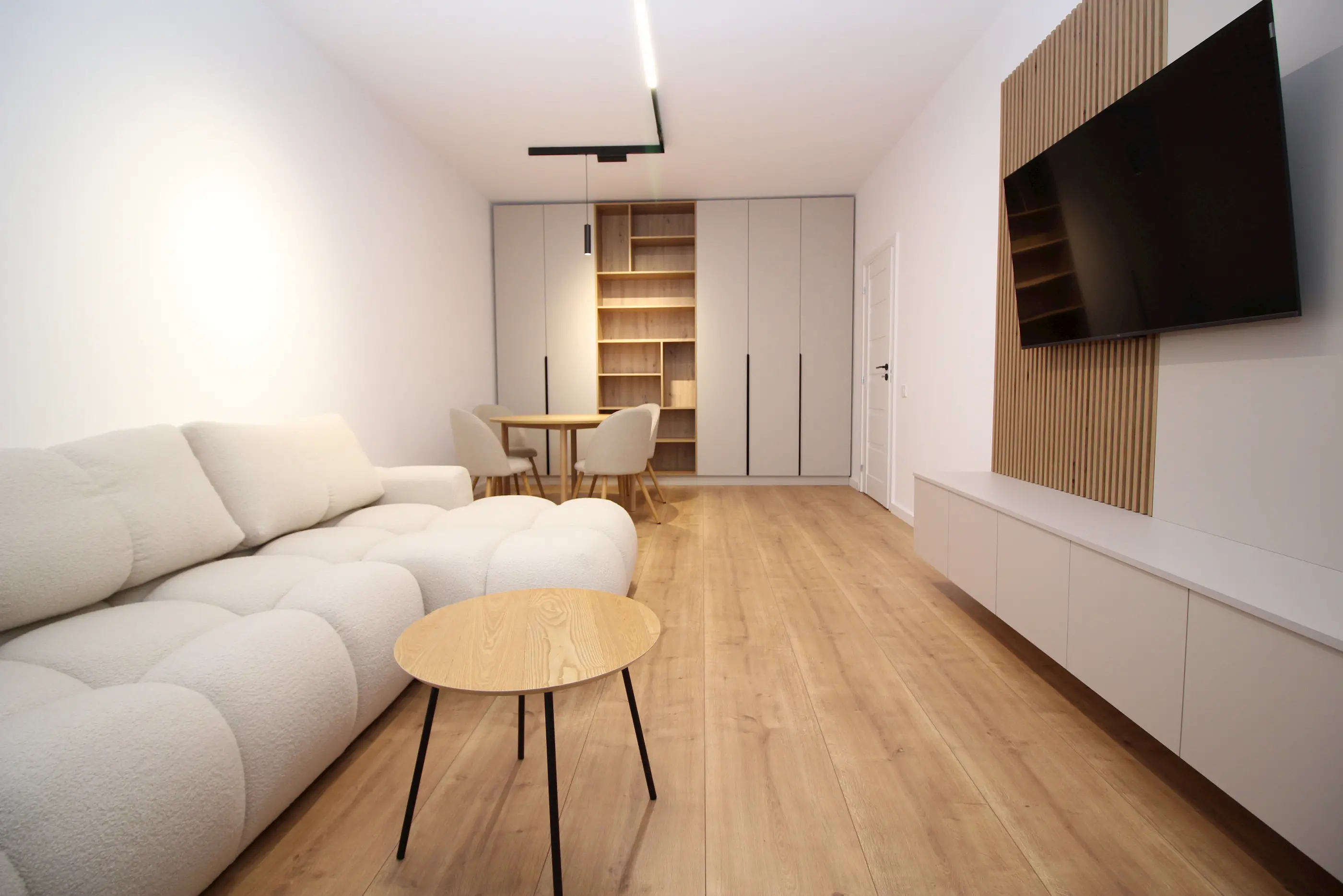 Apartament cu 4 camere de vânzare Titan